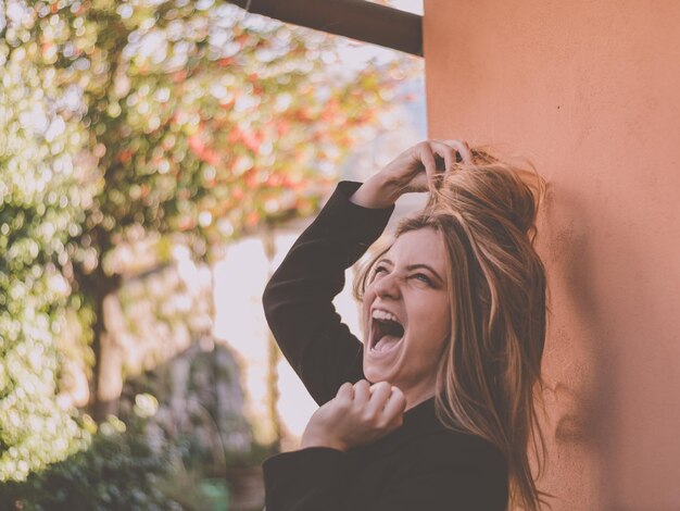 Foto retrato de una mujer gritando