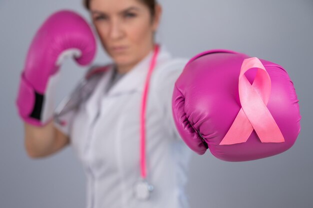 Foto retrato de una mujer con guantes de boxeo rojos contra un fondo blanco