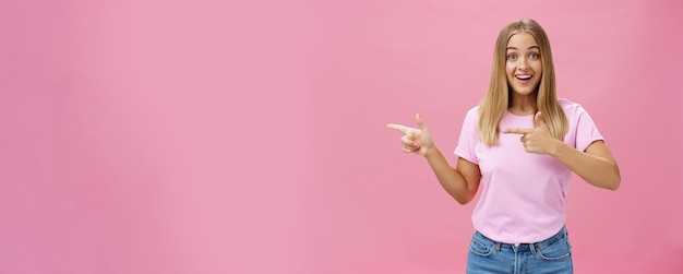 Retrato de mujer guapa carismática y entusiasta con cabello rubio y piel bronceada en casu