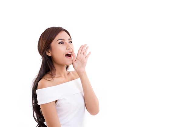 Retrato de mujer hablando gritando comunicándose diciéndole algo sobre fondo blanco aislado