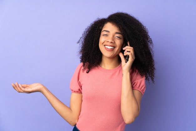 Retrato de una mujer hablando por teléfono