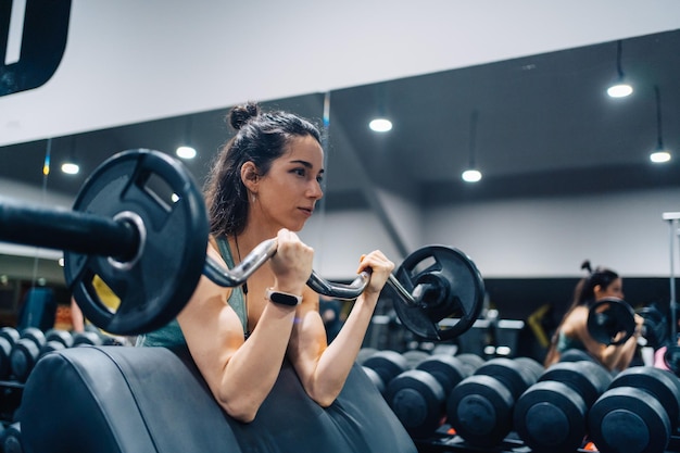 Foto retrato de una mujer haciendo ejercicio en el gimnasio