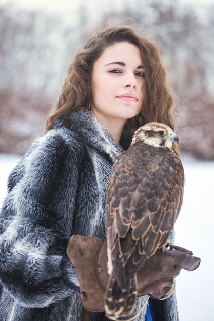 Retrato de una mujer y un halcón