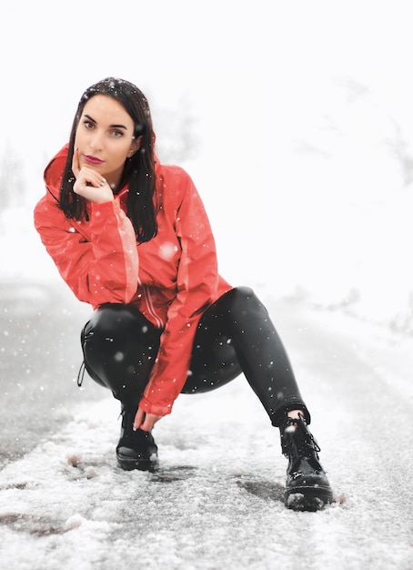 Foto retrato de una mujer con helado en la nieve