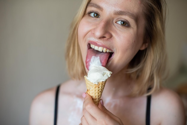 Foto retrato de una mujer con un helado
