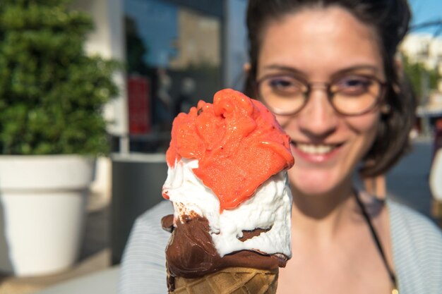 Foto retrato de una mujer con un helado