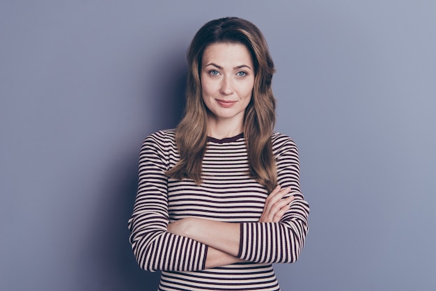 Retrato de una mujer hermosa alegre