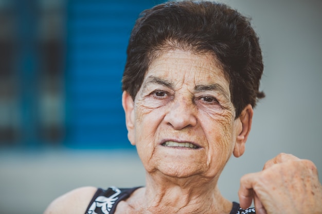 Retrato de mujer hermosa anciana sonriente