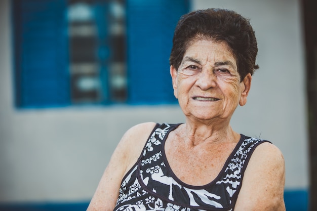 Retrato de mujer hermosa anciana sonriente