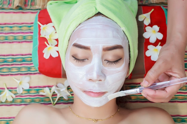 Retrato de mujer hermosa asia en ambiente de spa y Hermosa mujer con máscara facial en belleza s