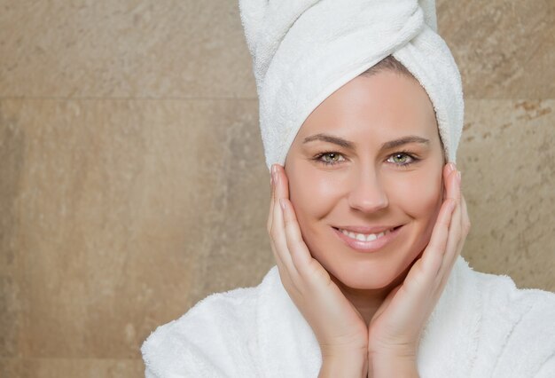 Retrato de mujer hermosa con una bata de baño blanca