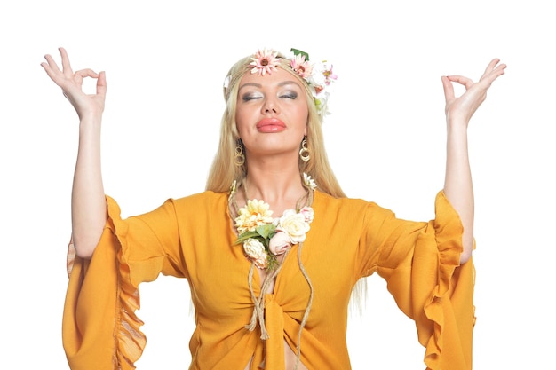 Retrato de mujer hermosa en blusa amarilla y floral.