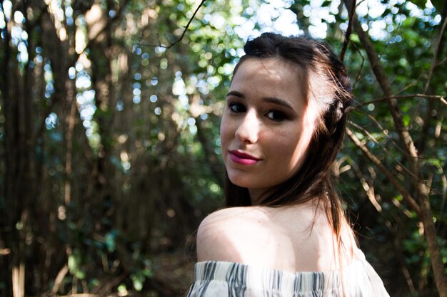 Foto retrato de una mujer hermosa en el bosque