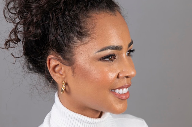 Foto retrato de mujer hermosa con cabello rizado sosteniendo crema para el cabello