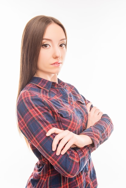 Retrato de una mujer hermosa en una camisa