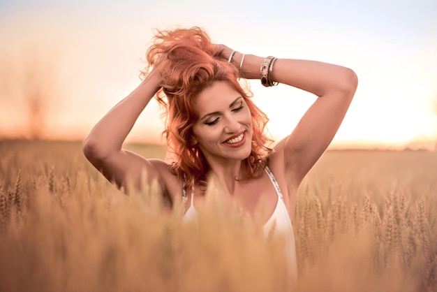 Retrato de mujer hermosa en el campo de trigo