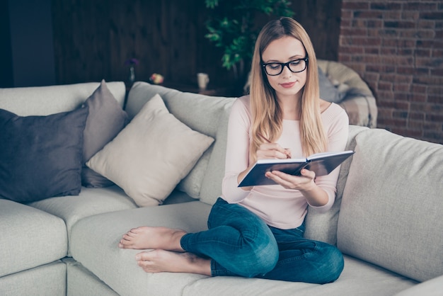 Retrato de mujer hermosa en casa con agenda