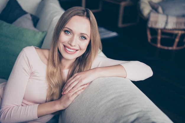 Retrato de mujer hermosa en casa