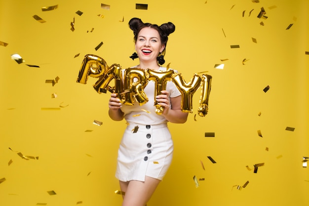 Retrato de mujer hermosa celebrando una fiesta y divirtiéndose