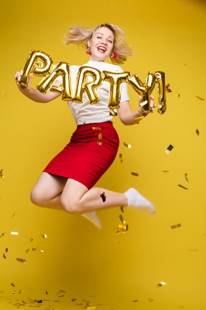 Retrato de mujer hermosa celebrando una fiesta y divirtiéndose