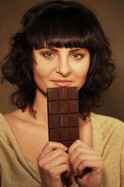 retrato de una mujer hermosa con un chocolate