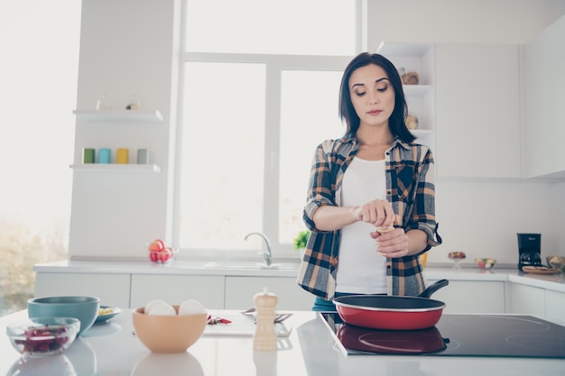 Retrato, mujer hermosa, cocina