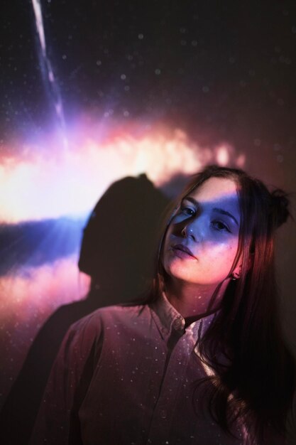 Foto retrato de una mujer hermosa contra el cielo nocturno