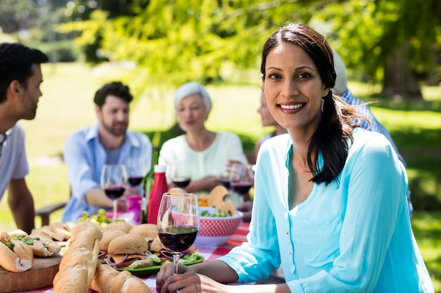 Retrato de mujer hermosa con una copa de vino tinto