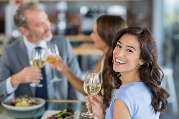 Retrato de mujer hermosa con copa de vino