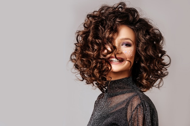 Foto retrato de mujer hermosa con destellos en su rostro.