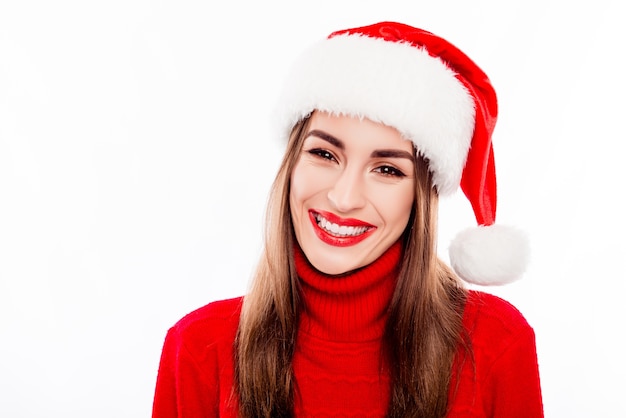 Retrato de mujer hermosa feliz Navidad en traje rojo