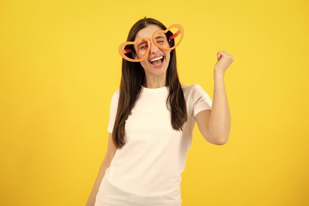 Foto retrato de mujer hermosa fiesta en divertidas gafas de carnaval chica emocionada