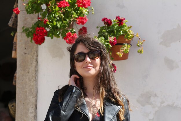 Retrato de una mujer hermosa con una flor roja