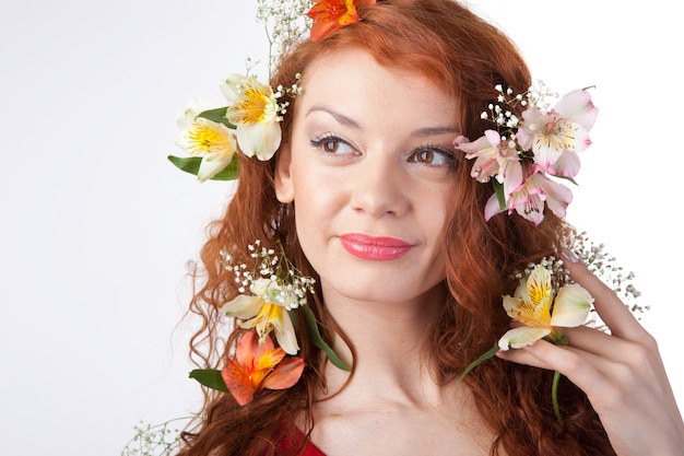 Retrato de mujer hermosa con flores de primavera en blanco