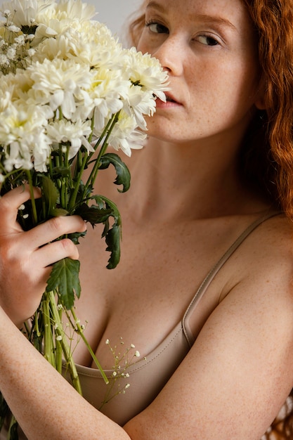 Foto retrato de mujer hermosa con flores de primavera