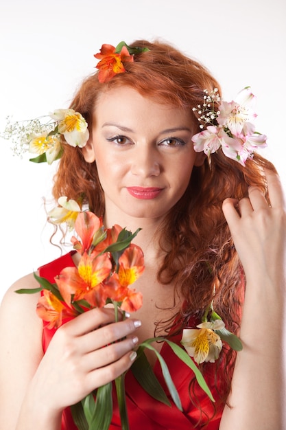 Retrato de mujer hermosa con flores de primavera