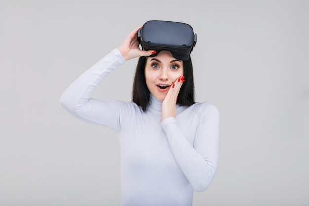 Retrato de mujer hermosa con gafas de realidad virtual