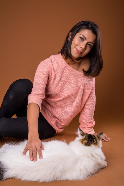 Retrato de mujer hermosa con gato mascota