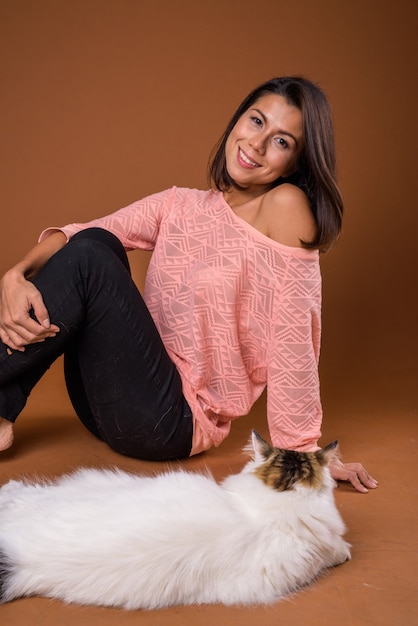 Retrato de mujer hermosa con gato mascota