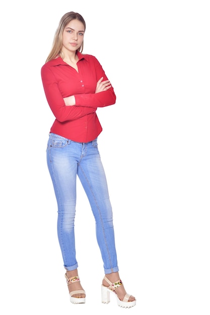 Retrato de mujer hermosa en jeans azules