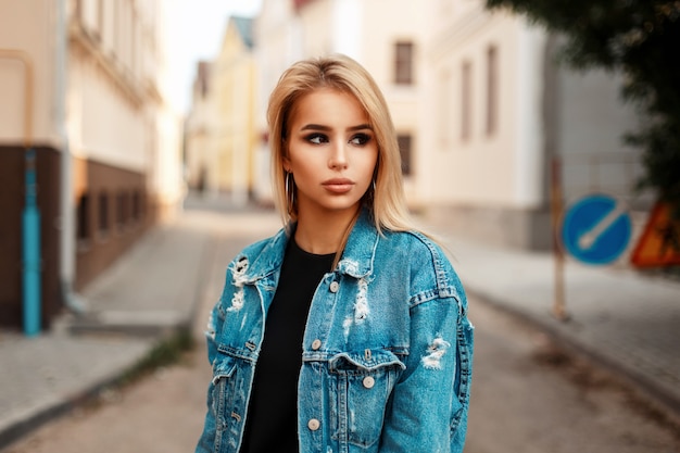 Retrato de una mujer hermosa en jeans de moda en la calle