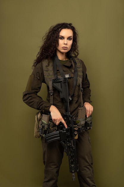 Retrato de mujer hermosa joven con expresión seria en el rostro de soldado militar