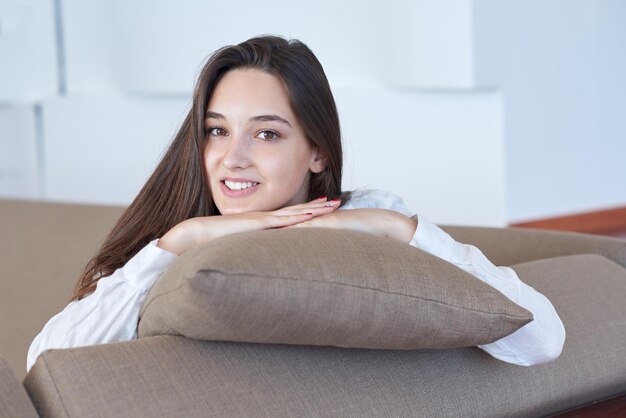 retrato de mujer hermosa joven feliz en casa