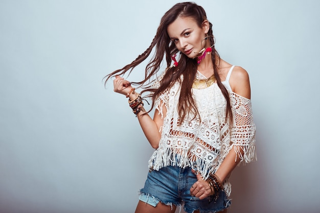 Retrato de mujer hermosa joven hippie en estudio