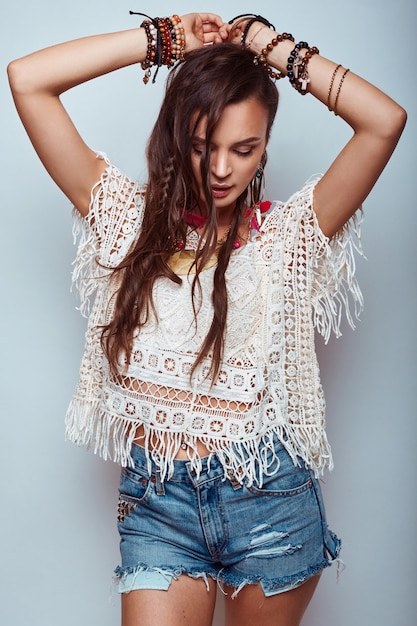 Retrato de mujer hermosa joven hippie en estudio