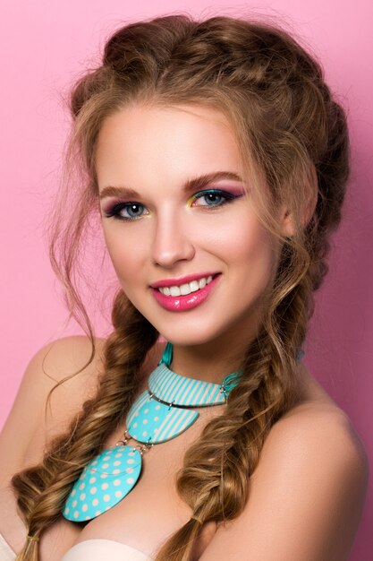 Foto retrato de mujer hermosa joven sonriente