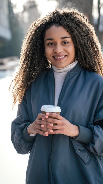 Foto retrato mujer hermosa joven con taza de café