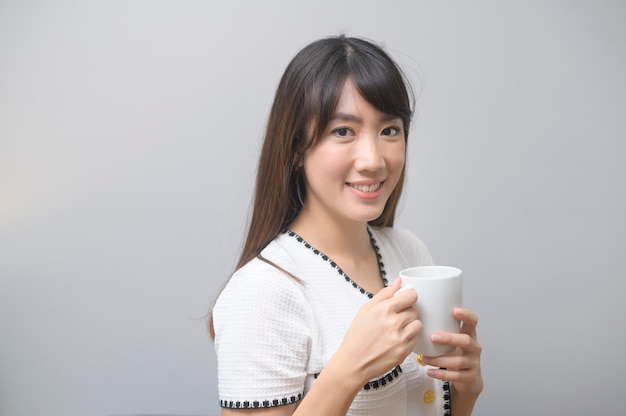 Un retrato de mujer hermosa joven tomando una taza de café