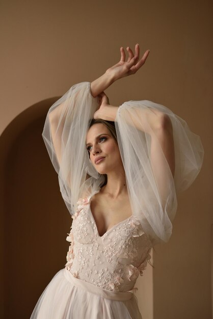 Retrato de una mujer hermosa joven en un vestido elegante Primer tiro