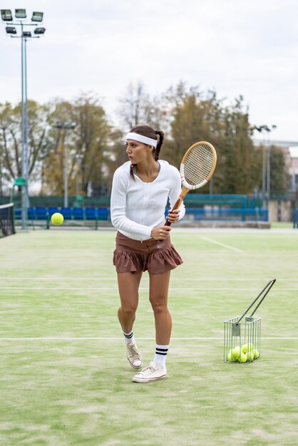 Foto retrato de mujer hermosa jugando tenis al aire libre